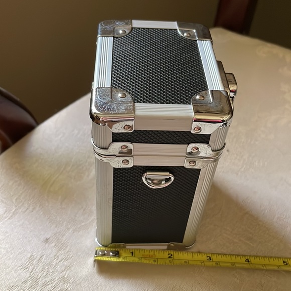 Vaultz reinforced locking camera case, beach Crossbody, travel case, used once - Picture 10 of 10